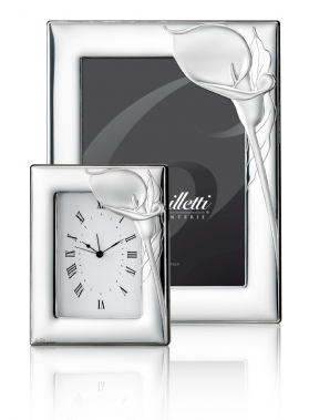 Due cornici argentate con orologio e fotografia, sfondo bianco, design elegante e moderno.