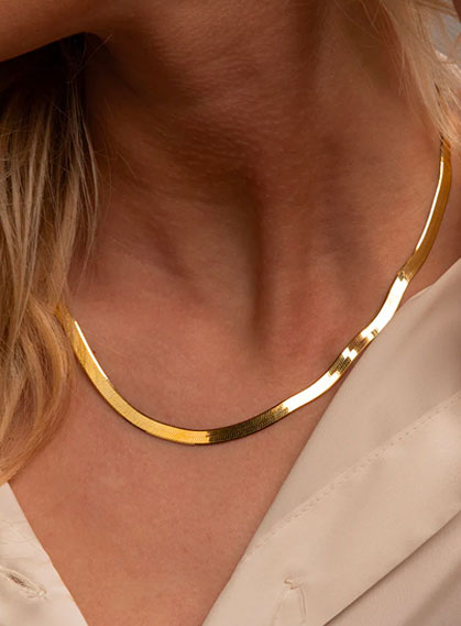 Collana a maglia piatta spina di pesce in oro giallo lucido indossata, girocollo snake Micheletti Gioielli