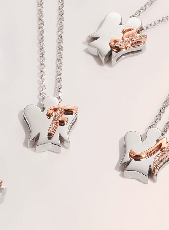 Collane con ciondolo angelo e iniziale in oro rosa con diamanti brillanti Micheletti Gioielli